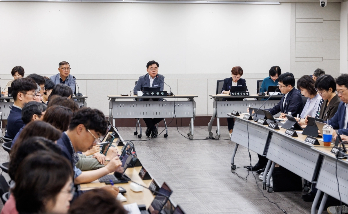 진교훈(가운데) 강서구청장이 지난 4일 확대간부회의를 주재하고 있다.  강서구 제공