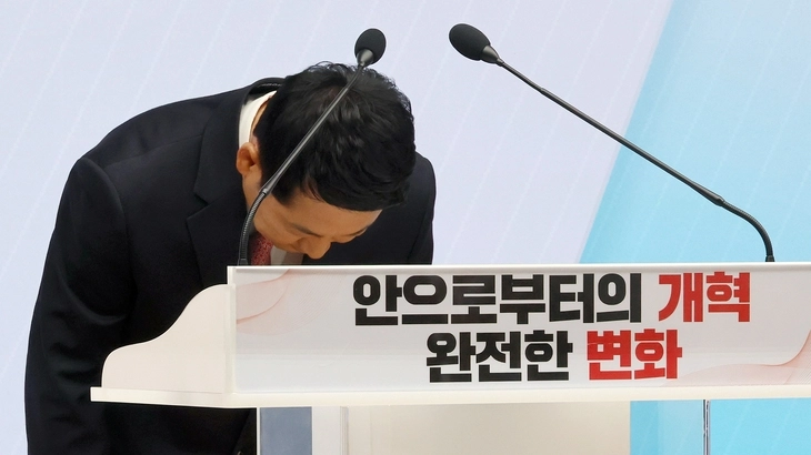 국민의힘 장동혁 대표가 26일 서울 여의도 중앙당사에서 취임 1주년 기자회견을 마친 뒤 인사하고 있다.  연합뉴스