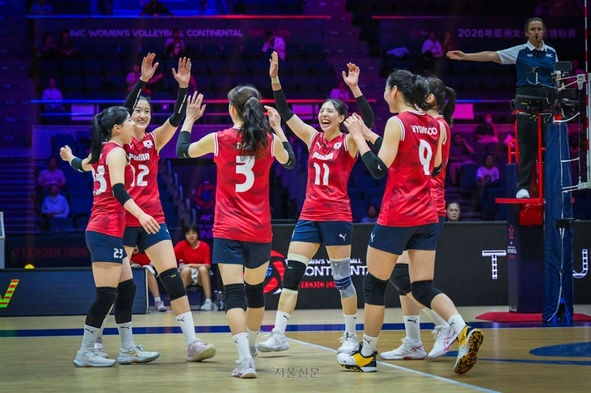 여자배구 대표팀 선수들이 26일 중국 톈진 올림픽 센터 체육관에서 열린  2026 아시아여자배구선수권대회 C조 조별리그 3차전 홍콩과 경기에서 득점 후 기뻐하고 있다. 2026.8.26 국제배구연맹 제공