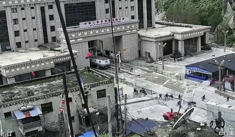 네팔 중북부 라수와 지역 어퍼트리슐리-1 수력발전소 공사 현장 근처에서 발생한 홍수 장면이 담긴 중국 쪽 출입국사무소의 폐쇄회로(CC)TV 영상. 엑스 캡처