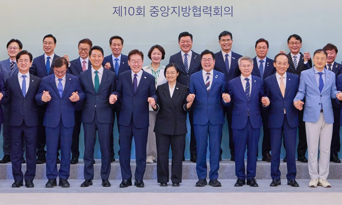 민형배 전남광주통합특별시장이 26일 오후 청와대에서 이재명 대통령 주재로 열린 ‘제10회 중앙지방협력회의’에 참석해 대통령, 16개 시도지사, 지방 4대 협의체 회장, 국무총리 및 주요 부처 장관 등과 기념촬영을 하고 있다. 청와대 제공