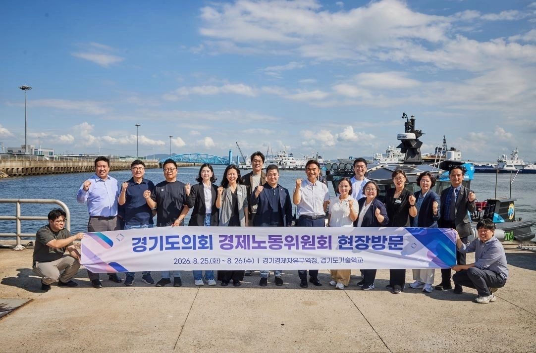 ▲ 지난 26일 경기도기술학교 현장 방문 일정에 참석한 최보라 의원을 비롯한 참석자들이 기념촬영을 하고 있다. (사진=경기도의회)
