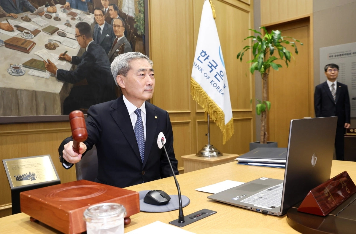 금융통화위원회 본회의, 의사봉 두드리는 신현송 한국은행 총재