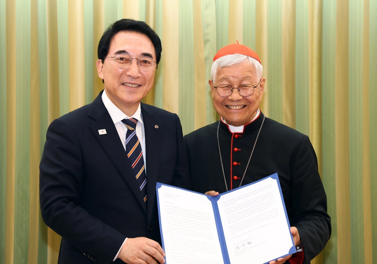 박수현 충남지사가 로마 교황청 성직자부 회의실에서 유흥식 추기경에게 레오 14세 교황에게 직접 작성한 서한문 전달을 요청하고 있다. 도 제공