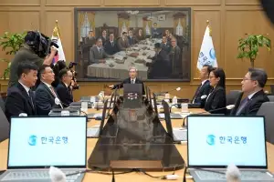 한은, 올해 경제성장률 2.6%→3.3% 상향…소비자물가 상승률 유지