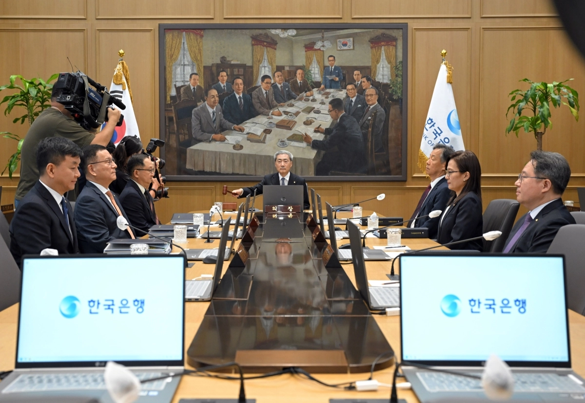 금통위, 의사봉 두드리는 신현송 한국은행 총재