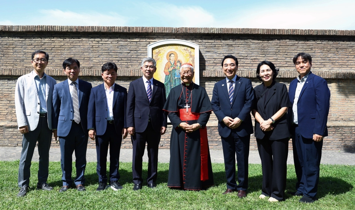 박수현 충남지사와 충남도의회 조철기 의장, 김은나 의원 등 충남도 방문단이 유흥식 추기경을 만나고 있다. 도 제공