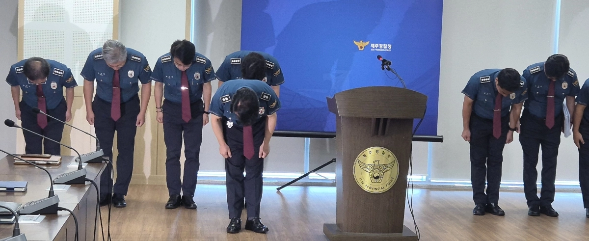 고평기 제주경찰청장이 27일 오전 실종사건을 허위로 종결한 현직 경찰관 사건과 관련해 유가족과 도민, 국민에게 지휘부와 함께 세 차례 고개를 세차례나 숙이며 사과했다. 제주 강동삼 기자