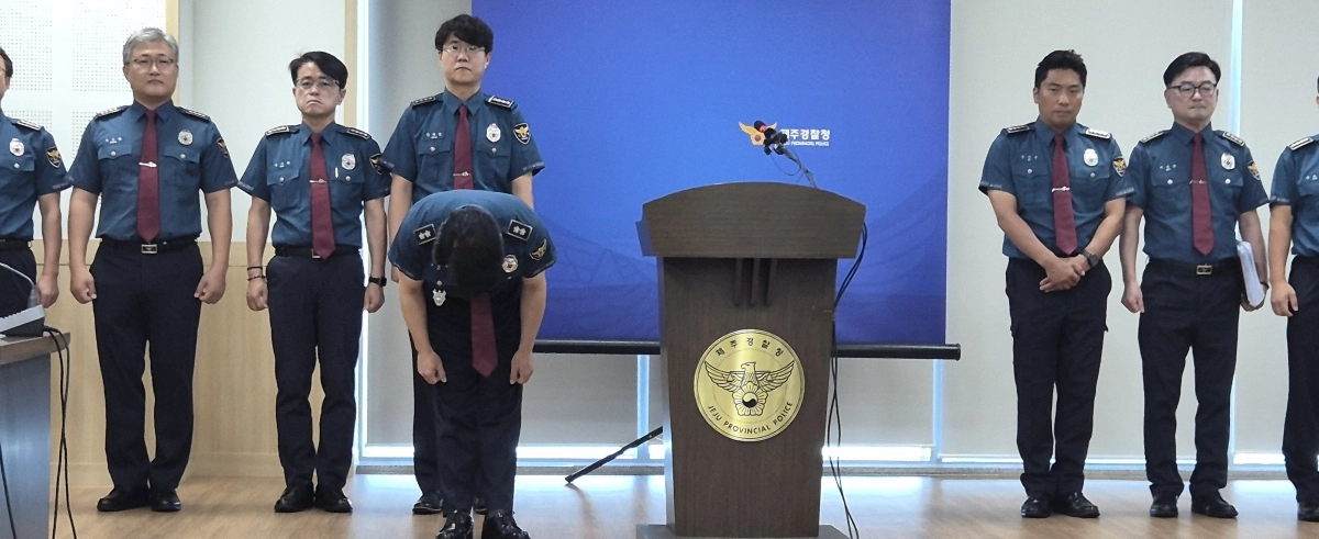 고평기 제주경찰청장이 27일 고개숙여 다시 한번 국민들께 사과하고 있다. 제주 강동삼 기자