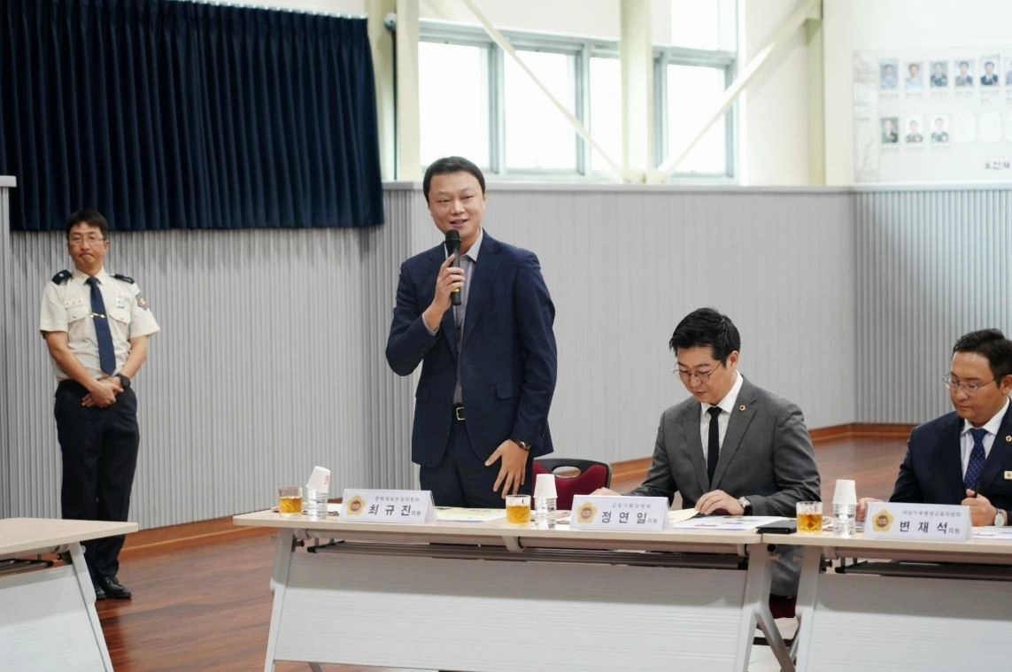 ▲ 지난 26일 고양소방서를 방문해 소방활동 현황과 2026년 주요 업무계획을 보고받은 최규진 의원(사진=경기도의회)