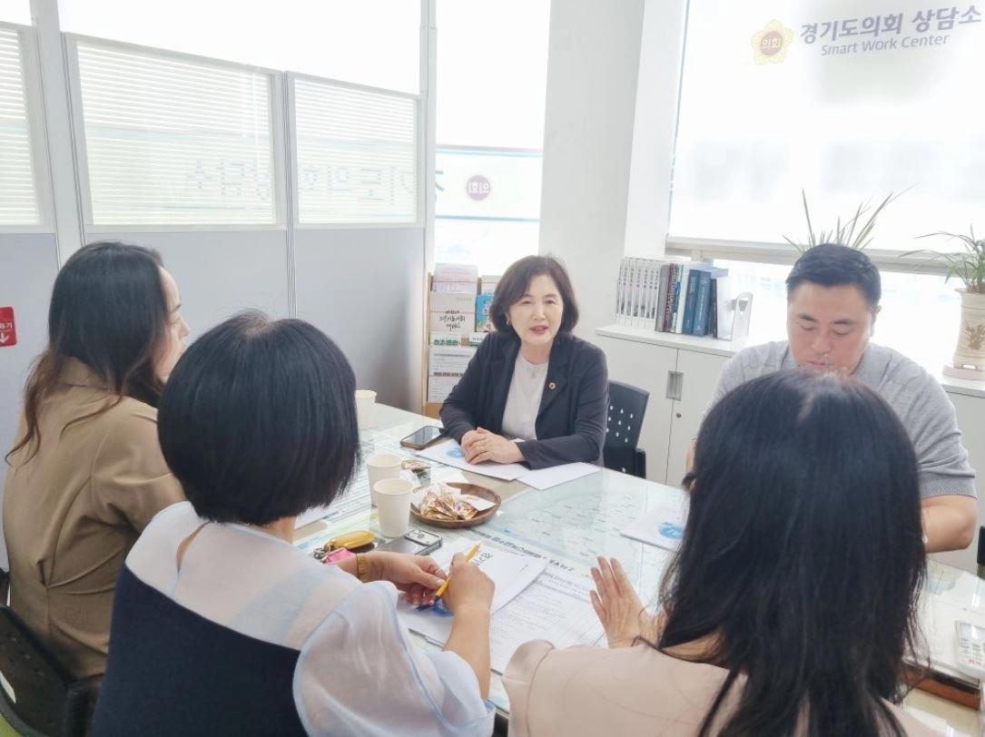 ▲ 지난 26일 지역 내 어린이집 관계자들과 정담회를 갖은 김영희 의원(사진=경기도의회)