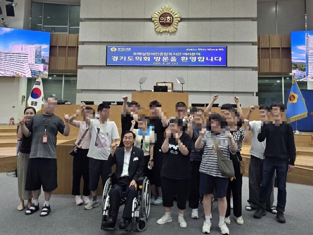 ▲ 지난 26일 의회를 찾은 호매실장애인종합복지관 발달장애인 주간활동서비스 이용자들과 간담회를 가진 김현덕 의원(사진=경기도의회)
