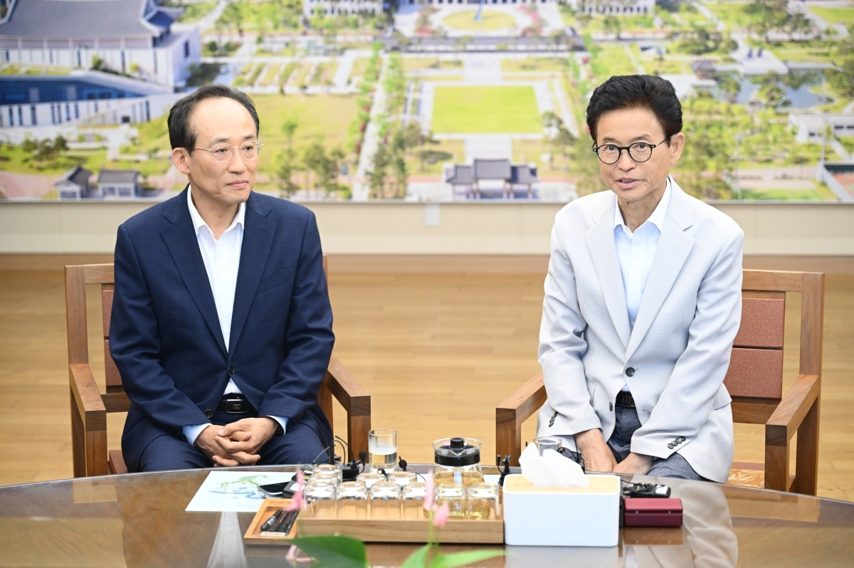 대구경북 행정통합을 비롯해 현안 논의를 위해 지난달 29일 면담을 진행한 추경호 대구시장(왼쪽)과 이철우 경북지사. 경북도 제공