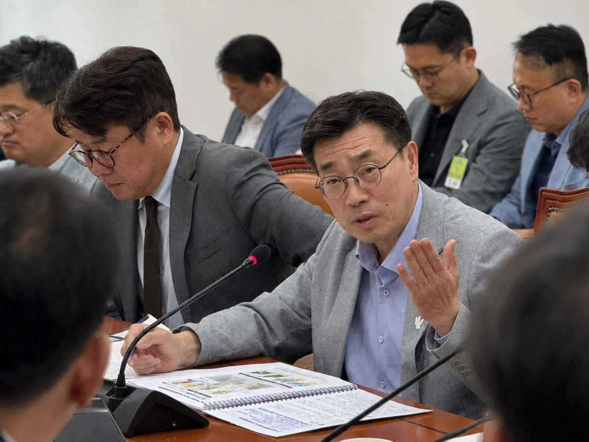 최원용 평택시장이 25일 국회에서 유의동 국회의원과 이성훈 한국토지주택공사(LH) 사장, 국토교통부 관계자들을 만나 평택의 주요 도시·교통 현안을 설명하고 있다. 평택시 제공