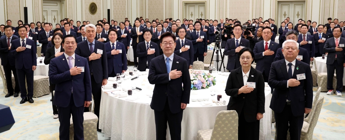 국민의례 하는 이재명 대통령