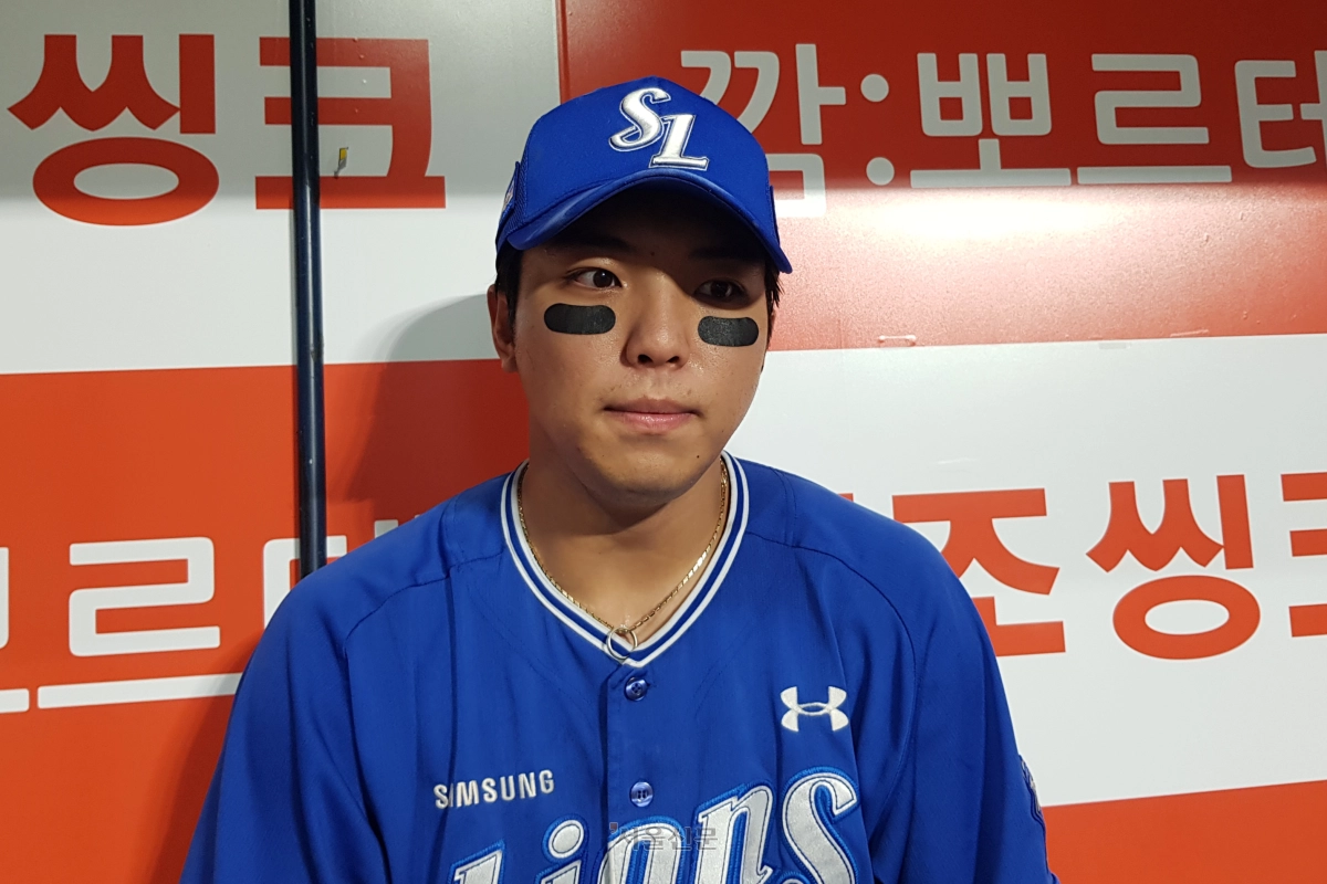 삼성 라이온즈 김영웅이 26일 서울 고척스카이돔에서 열린 삼성과 키움 히어로즈전을 마치고 취재진과 인터뷰하고 있다. 2026.8.26 류재민 기자