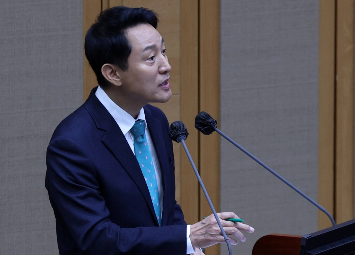오세훈 서울시장이 27일 중구 서울시의회에서 열린 제339회 임시회 제2차 본회의 서울시정 및 교육행정에 관한 질문에서 박유진 더불어민주당 의원 질문에 답변하고 있다.  뉴시스