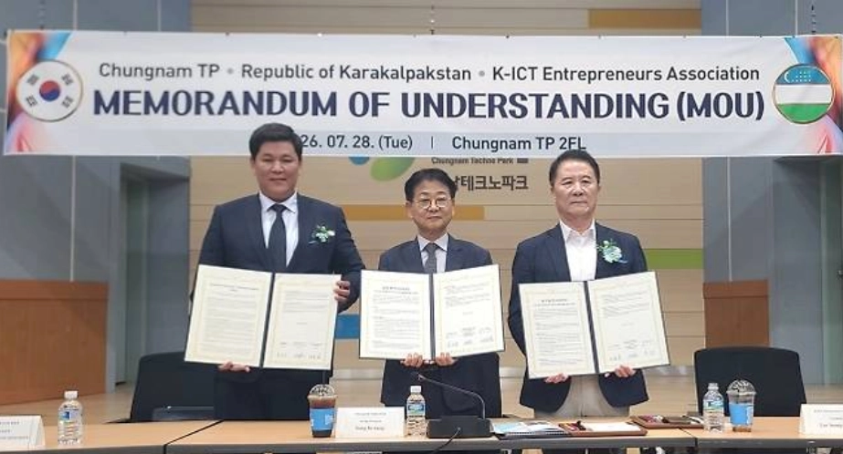충남TP와 K-ICT기업인협회가 충남 기업들의 카라칼팍스탄 진출 지원 등을 위한 협약을 체결하고 있다. 왼쪽부터 졸리베코프 블라디미르 바흐티야로비치 카라칼파크스탄 내각부총리, 송인상 충남TP 원장 직무대리, 이성환 K-ICT기업인협회장이다. 서울신문DB