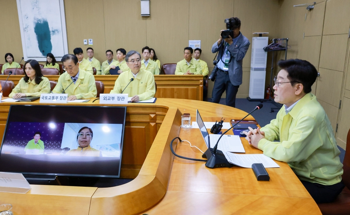 이재명 대통령이 27일 서울 외교부 청사에서 네팔 홍수 피해 대응 긴급회의를 주재하고 있다. 화상 회의 참석자는 조아름 주네팔 대사 대리. 연합뉴스