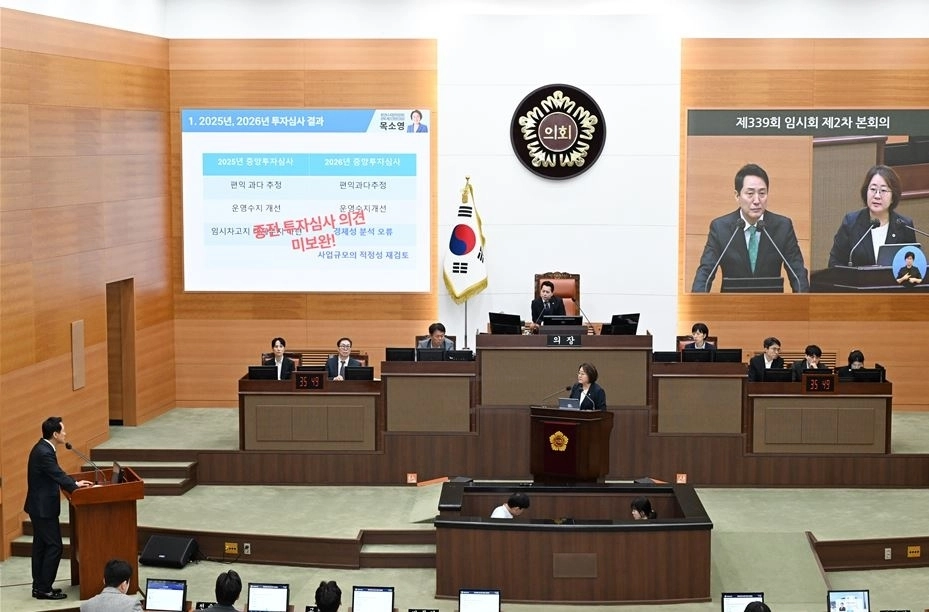 제339회 임시회 제2차 본회의에서 오세훈 시장을 상대로 시정질문을 하는 목소영 의원. 서울시의회 제공
