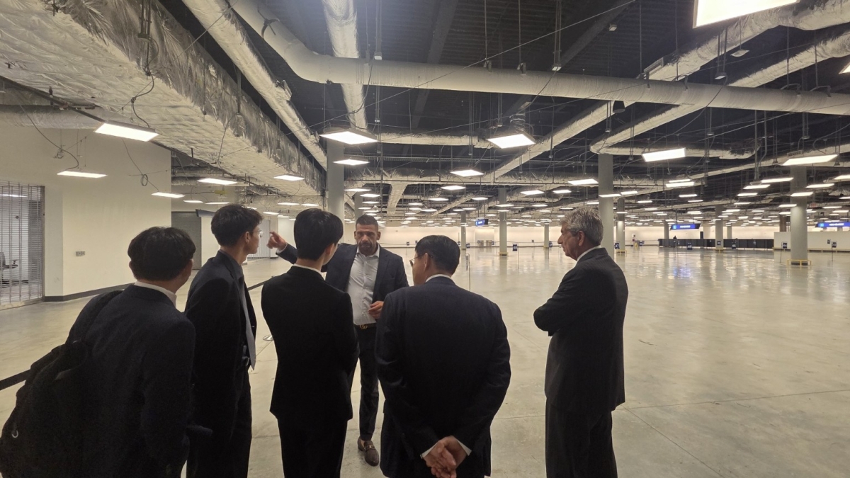 부산항만공사 관계자들이 미국 마이애미 MSC 전용 크루즈 터미널을 둘러보고 있다. 부산항만공사 제공