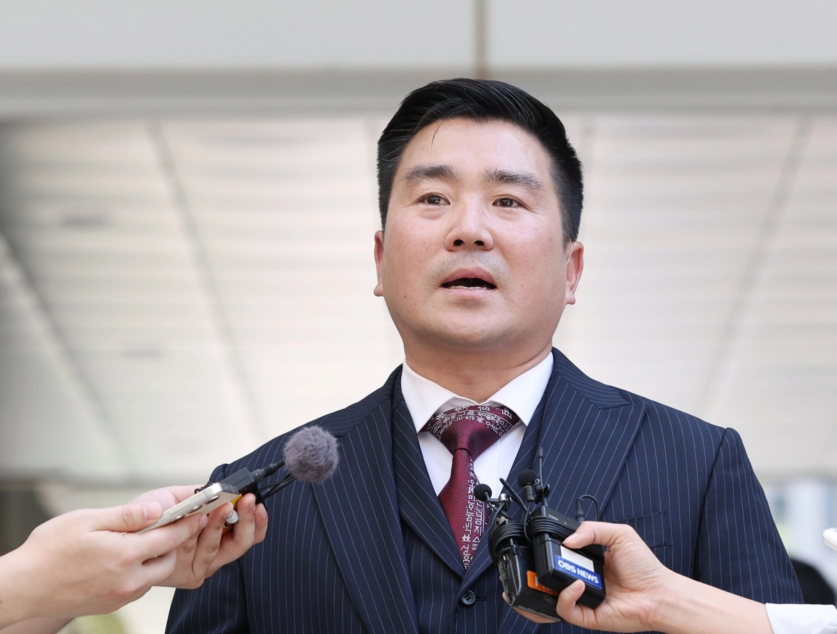 김현태 전 육군 특수전사령부 707특수임무단장이 27일 서울 서초구 서울중앙지방법원에서 열린 내란중요임무종사 혐의 관련 1심 선고공판에 출석하기 전 취재진 질문에 답하고 있다.  연합뉴스