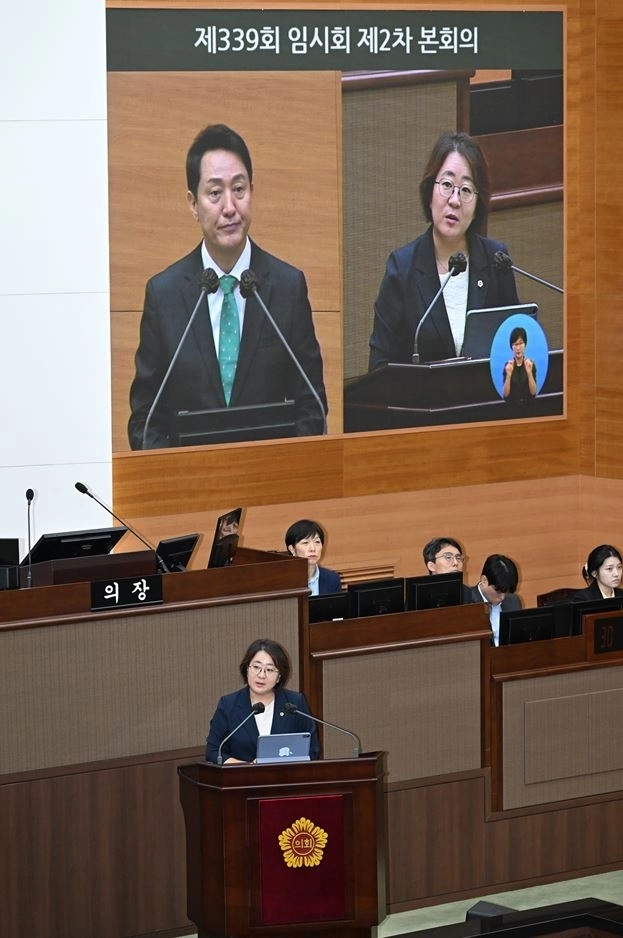 제339회 임시회 제2차 본회의에서 오세훈 시장을 상대로 시정질문을 하는 목소영 의원. 서울시의회 제공