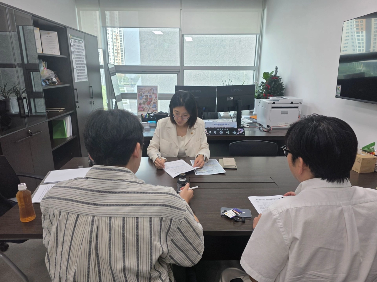 ▲ 전예슬 의원이 경기도 버스정책과 관계자들과 오산시 광역버스 증차 및 광역교통 개선 방안을 논의하고 있다. (사진=경기도의회)