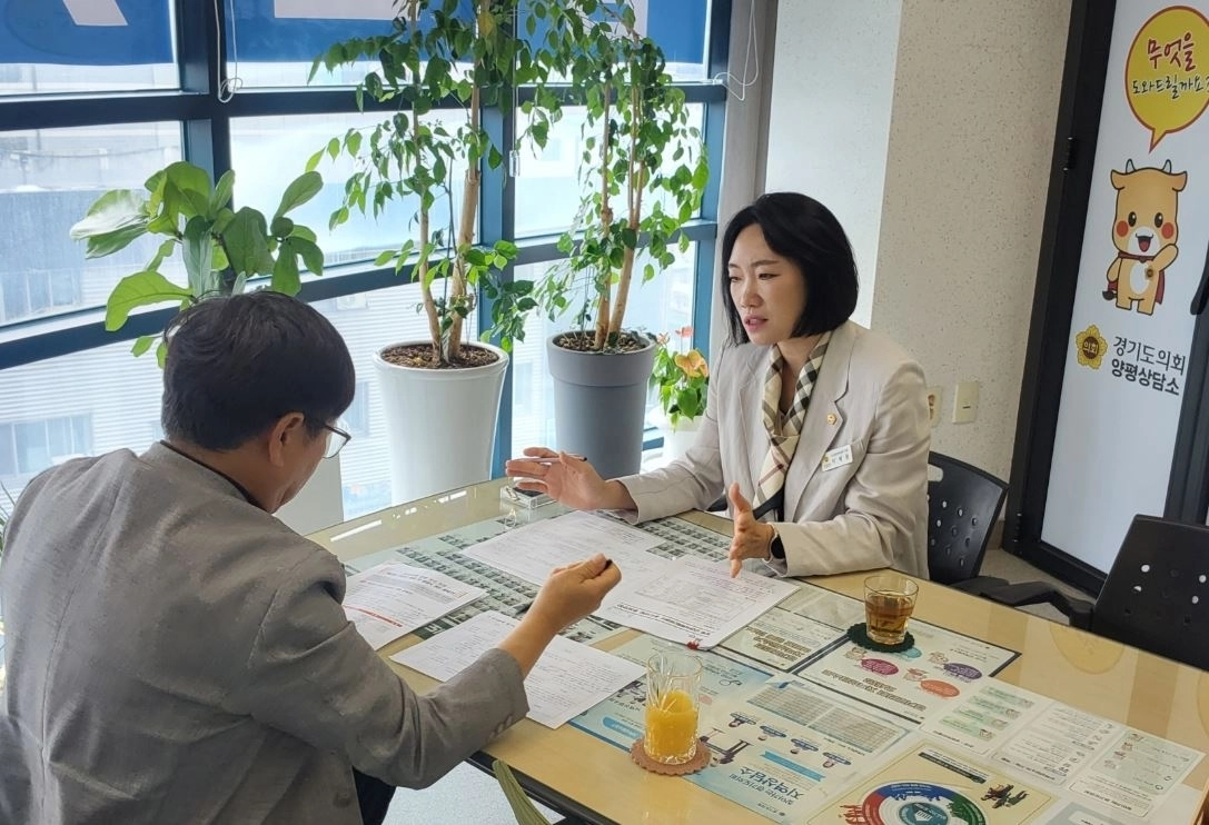 ▲ 지난 25일 양평상담소에서 양평군청 관계자들과 만나 도시 분야 주요 현안을 보고받은 이혜원 의원(사진=경기도의회)