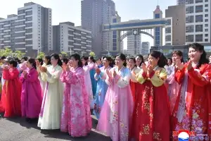“한국 화장품 갖고 싶다” 애타는 북한 여성들…몰래 ‘이런 수법’까지 쓴다는데[이슈픽]