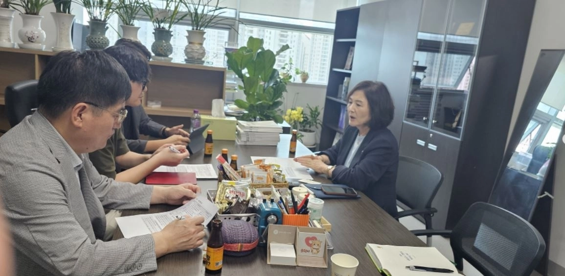 ▲ 지난 25일 의원실에서 경기도교육청 학교설립과 공무원들과 정담회를 갖은 김영희 의원(사진=경기도의회)