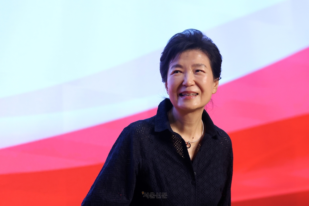 박근혜 전 대통령이 27일 오후 경기 고양시 일산동구 소노캄 고양에서 열린 ‘2026 국민의힘 국회의원 연찬회’에서 발언을 위해 이동하고 있다. 안주영 전문기자
