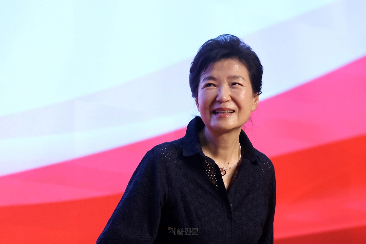 박근혜 전 대통령이 27일 오후 경기 고양시 일산동구 소노캄 고양에서 열린 ‘2026 국민의힘 국회의원 연찬회’에서 발언을 위해 이동하고 있다. 안주영 전문기자