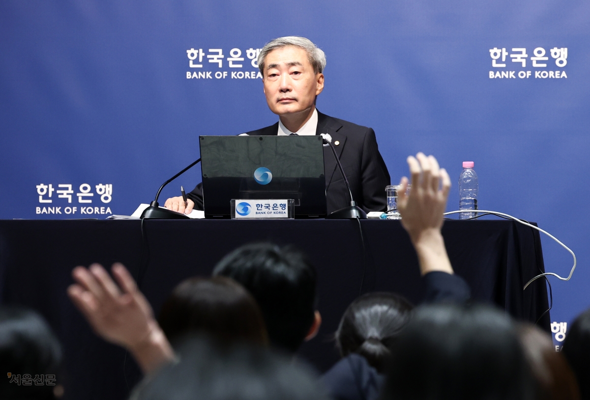 신현송 한국은행 총재가 27일 서울 중구 한국은행에서 열린 금융통화위원회 통화정책방향 간담회에서 취재진의 질문을 받고 있다. 한은은 반도체 호황으로 소비가 늘고 물가가 다시 오를 가능성이 커지자 두 달 연속 기준금리를 올렸다. 사진공동취재단