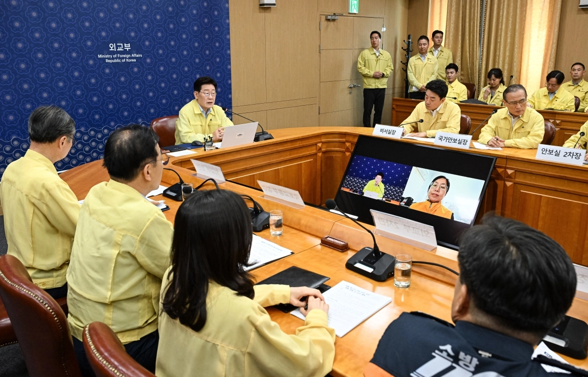 이재명 대통령이 27일 서울 종로구 외교부 청사에서 네팔 홍수 사태에 따른 우리 국민 피해에 대응하기 위한 긴급 점검회의를 주재하고 있다. 뉴스1