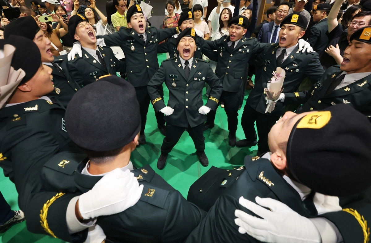 군가 부르는 신임 특전부사관들