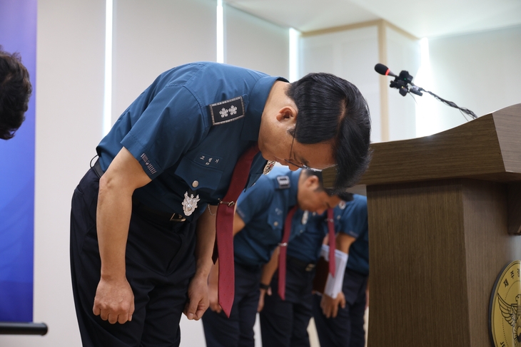 고평기 제주경찰청장이 27일 제주경찰청에서 ‘장미란씨 실종 허위 종결’ 경찰관에 대한 정식 수사가 시작된 지 13일 만에 고개를 숙여 사과하고 있다. 고 청장은 “범행 동기를 밝히는 데 주력하고 있다”고 말했다. 제주 연합뉴스