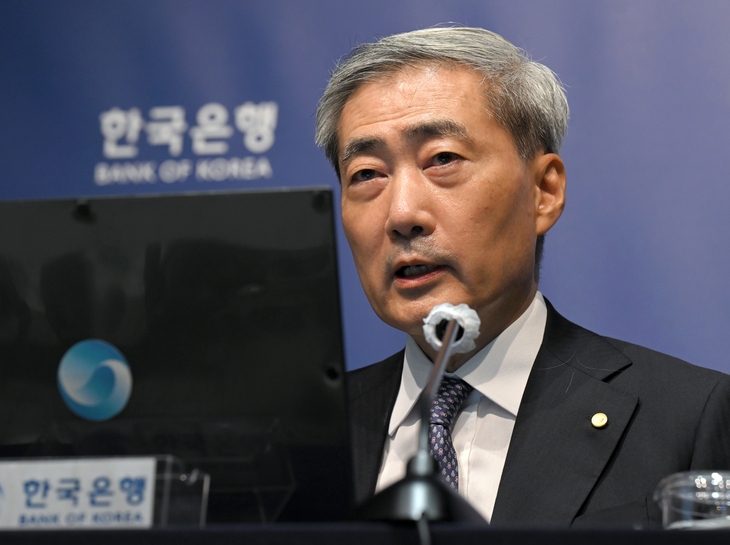 신현송 한국은행 총재가 27일 기준금리를 두달 연속 올린 이후 기자들 질문에 답하고 있다.  연합뉴스