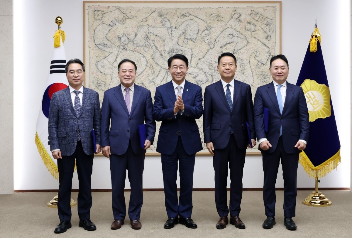 조정식(오른쪽 세 번째) 국회의장이 27일 국회 본관 의장접견실에서 의장 직속 자문관에 위촉된 인사들과 기념촬영을 하고 있다. 왼쪽부터 고삼석·정승 자문관, 조 의장, 송종욱·문철우 자문관. 국회의장실 제공.