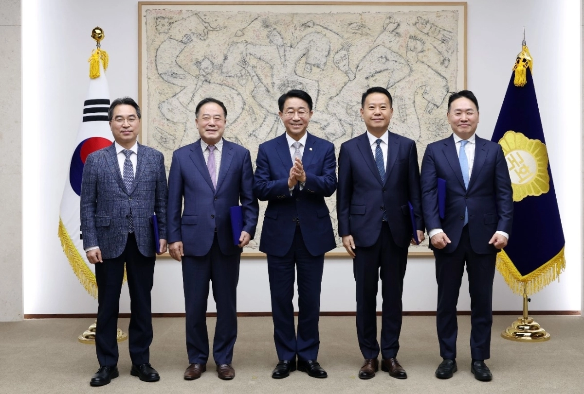 조정식(오른쪽 세 번째) 국회의장이 27일 국회 본관 의장접견실에서 의장 직속 자문관에 위촉된 인사들과 기념촬영을 하고 있다. 왼쪽부터 고삼석·정승 자문관, 조 의장, 송종욱·문철우 자문관. 국회의장실 제공.