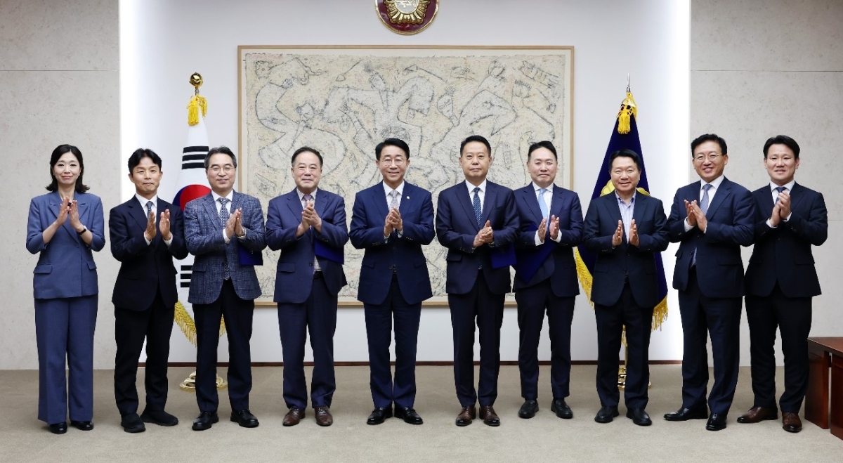 조정식(왼쪽 다섯 번째) 국회의장이 27일 국회 본관 의장 접견실에서 진행된 의장 직속 자문관 위촉식에서 참석자들과 함께 기념촬영을 하고 있다. 국회의장실 제공