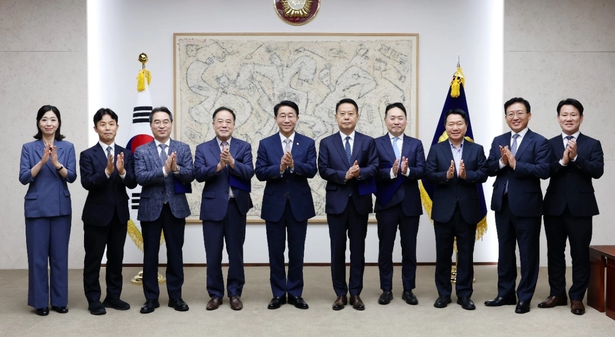 조정식(왼쪽 다섯 번째) 국회의장이 27일 국회 본관 의장 접견실에서 진행된 의장 직속 자문관 위촉식에서 참석자들과 함께 기념촬영을 하고 있다. 국회의장실 제공