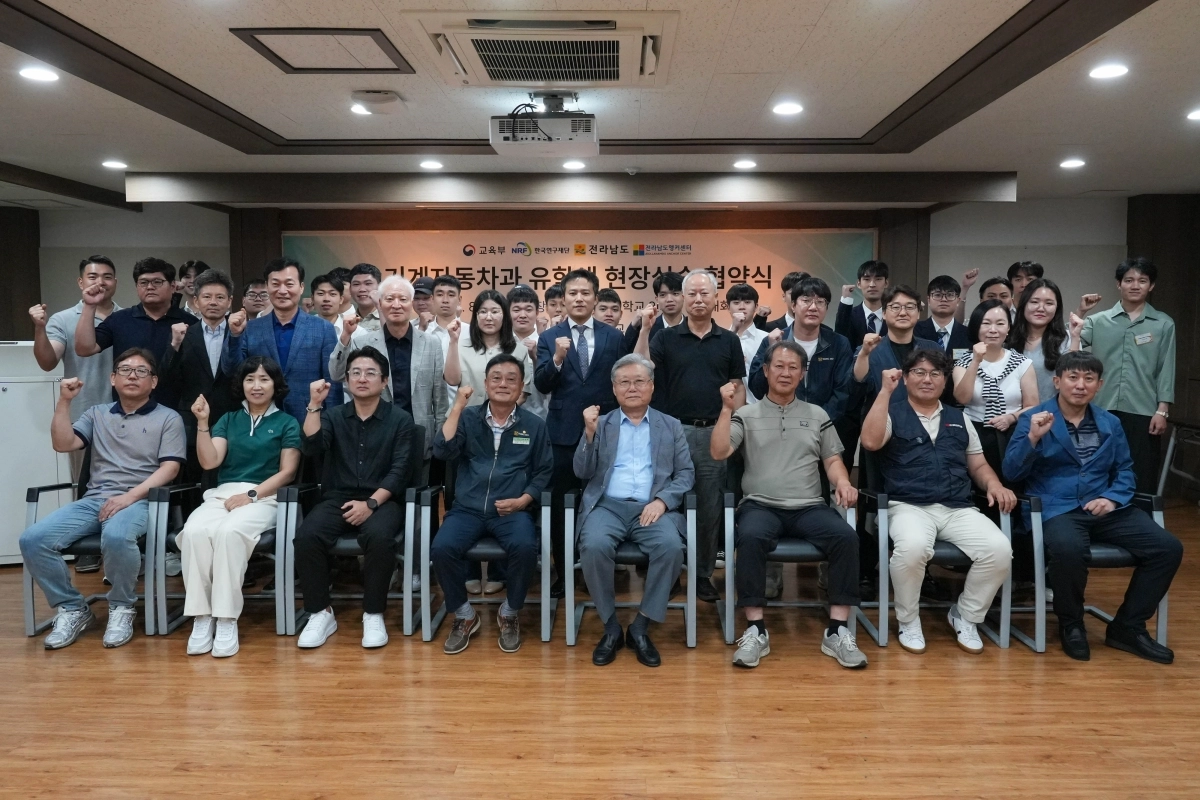 (사)전남뿌리기업협회와 순천제일대 관계자들을 비롯한 외국인 유학생들이 취업 면접 후 기념사진을 찍고 있다.