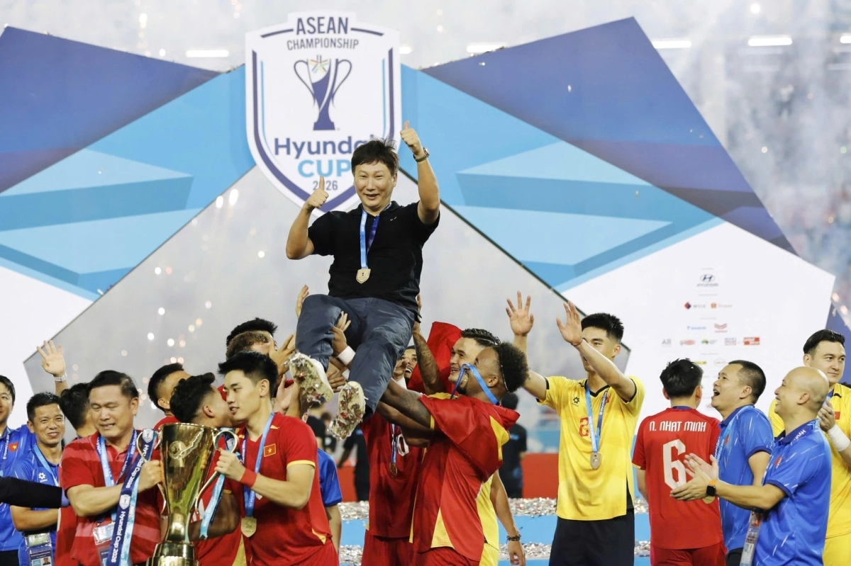 베트남 축구대표팀 선수들이 26일 하노이 미딘 국립경기장에서 열린 2026 아세안(ASEAN) 현대컵에서 태국과 2-2로 비기며 우승을 차지한 뒤 김상식(가운데) 감독을 헹가래 치고 있다.  베트남축구협회 제공
