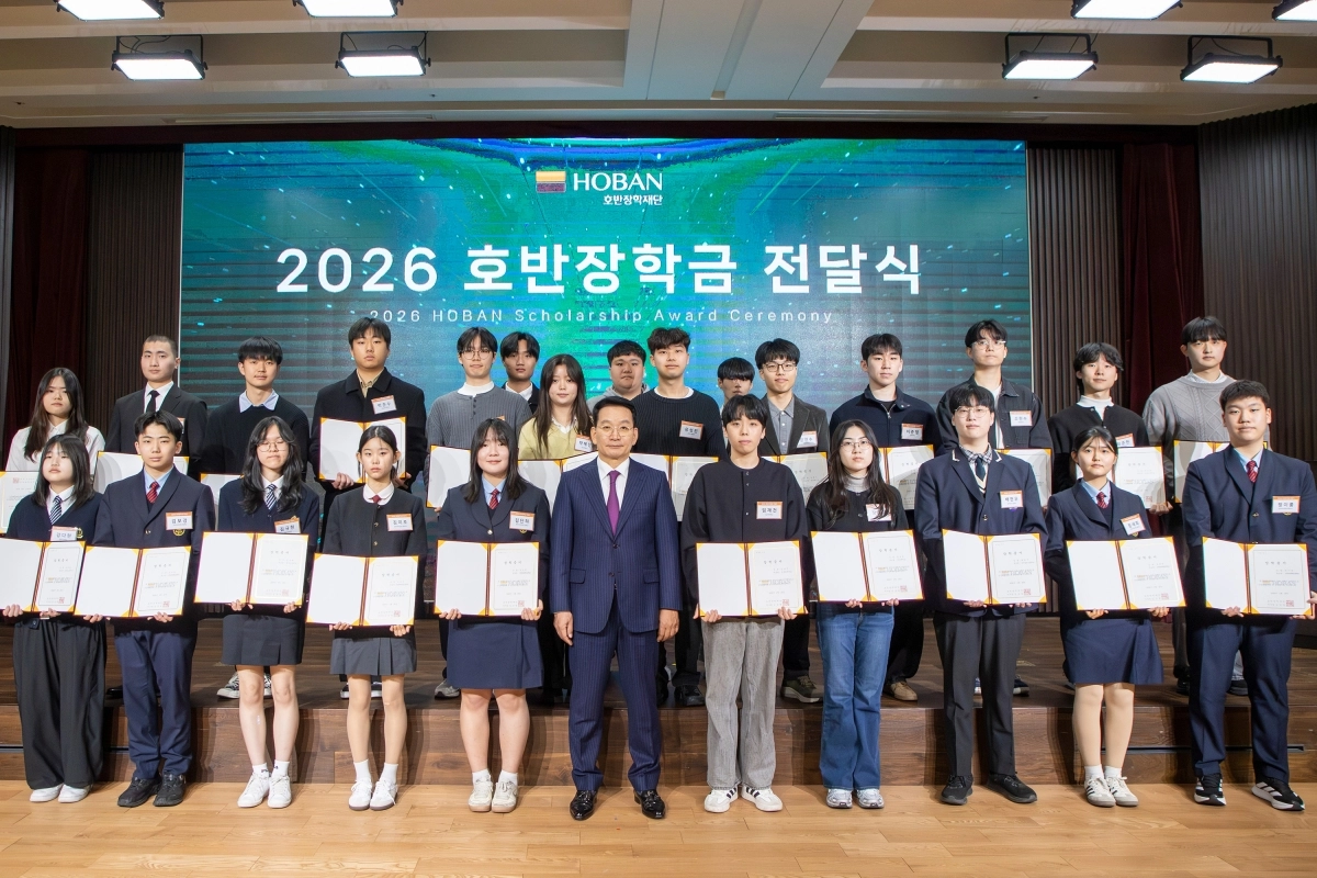 김상열(가운데) 호반장학재단 이사장과 장학생들이 최근 ‘2026년 호반장학금 전달식’ 행사를 마친 뒤 기념촬영을 하고 있다. 호반그룹 제공