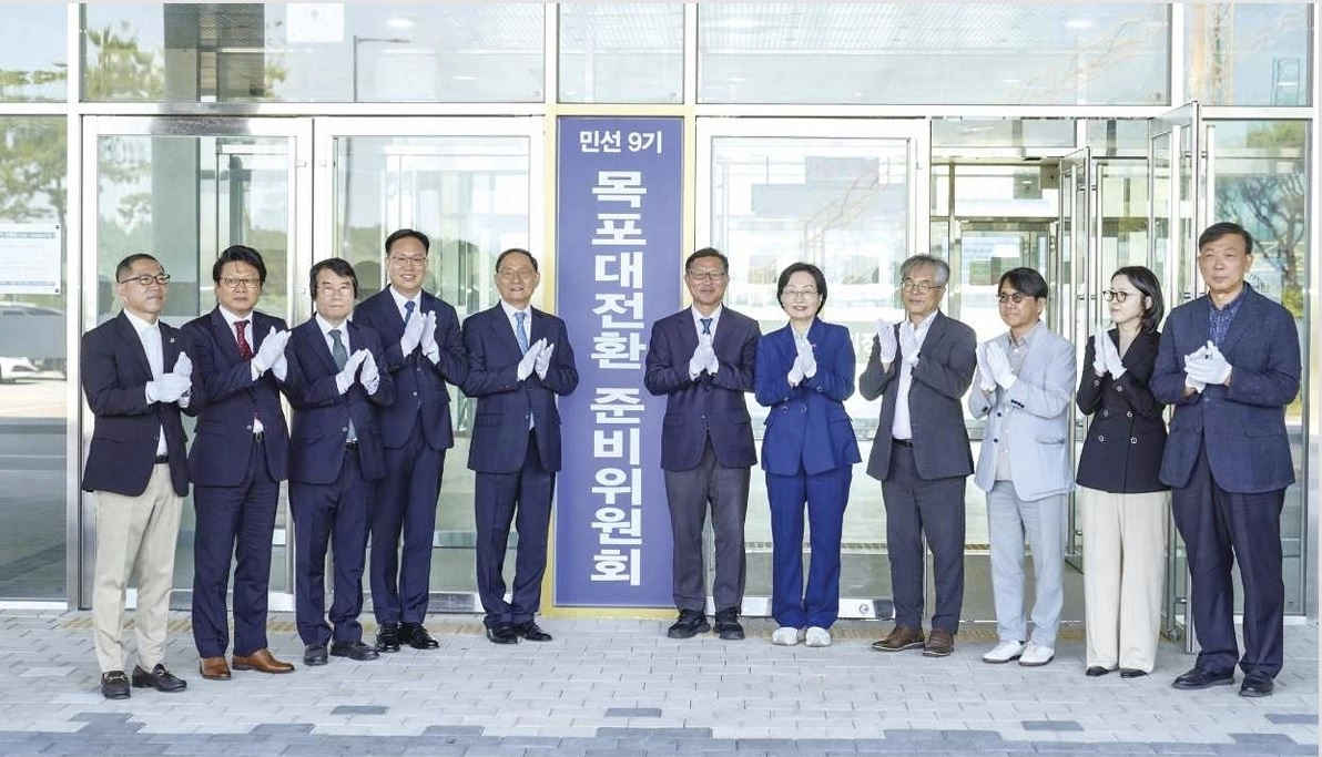 지난 6월 민선 9기 목포대전환 준비위원회 현판식에서 강성휘(가운데) 목포시장과 관계자들이 박수를 치고 있다. 목포시 제공