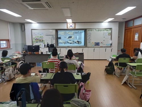 지난 7월 20일 동작구 삼일초등학교에서 어린이들이 탄소중립 교육 ‘지구를 구하라! 어린이 탐험교실’ 에 참여하고 있다. 동작구 제공