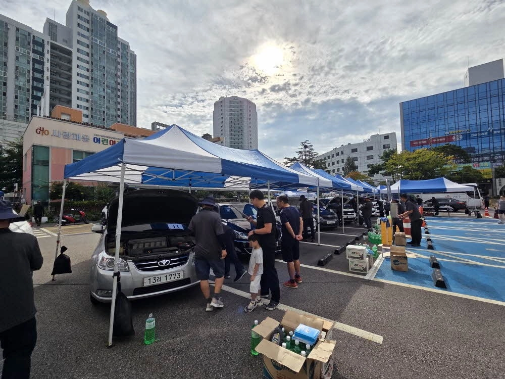 지난해 9월 서울 구로구청 주차장에서 열린 자동차 무상안전점검에서 정비사들이 주민 차량을 점검하고 있다. 구로구 제공