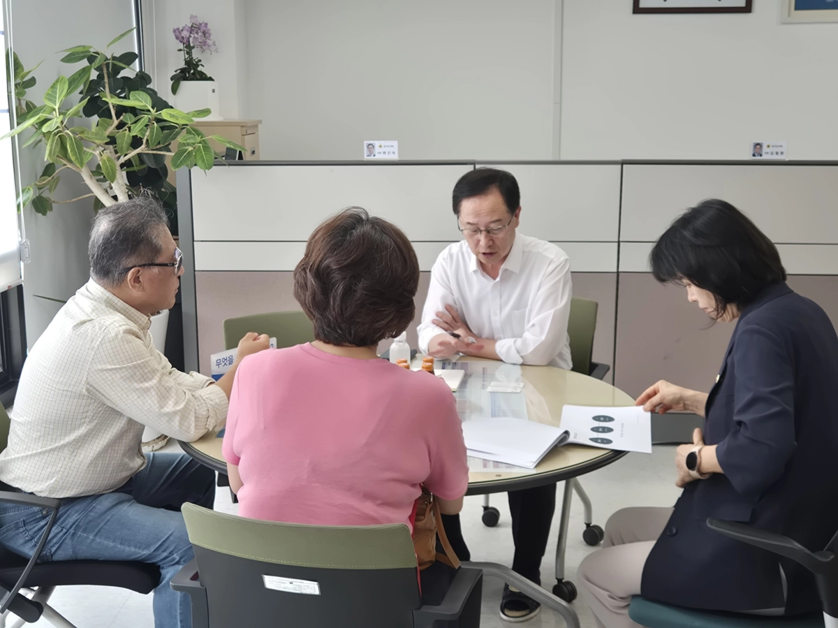▲채신덕·최명진 의원이 지난 27일 경기도의회 김포상담소에서 김포시바둑협회 관계자들과 ‘평화바둑대회’ 개최 방안을 논의하고 있다. (사진=경기도의회)