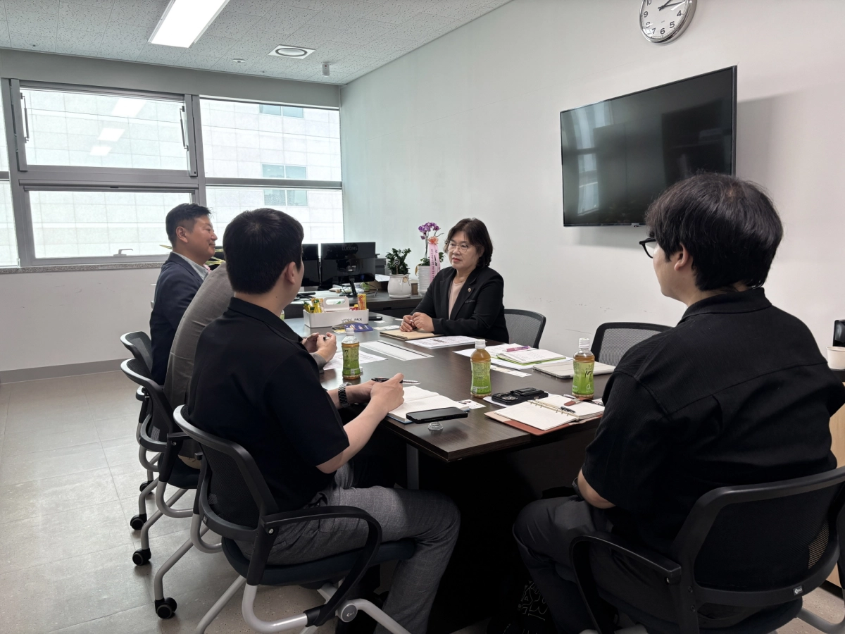 ▲채정선 의원이 27일 경기도의회에서 경기도장애인직업재활시설협회 및 내일사회적협동조합 양주시 장애인보호작업장 관계자들과 면담을 진행하고 있다. (사진=경기도의회)
